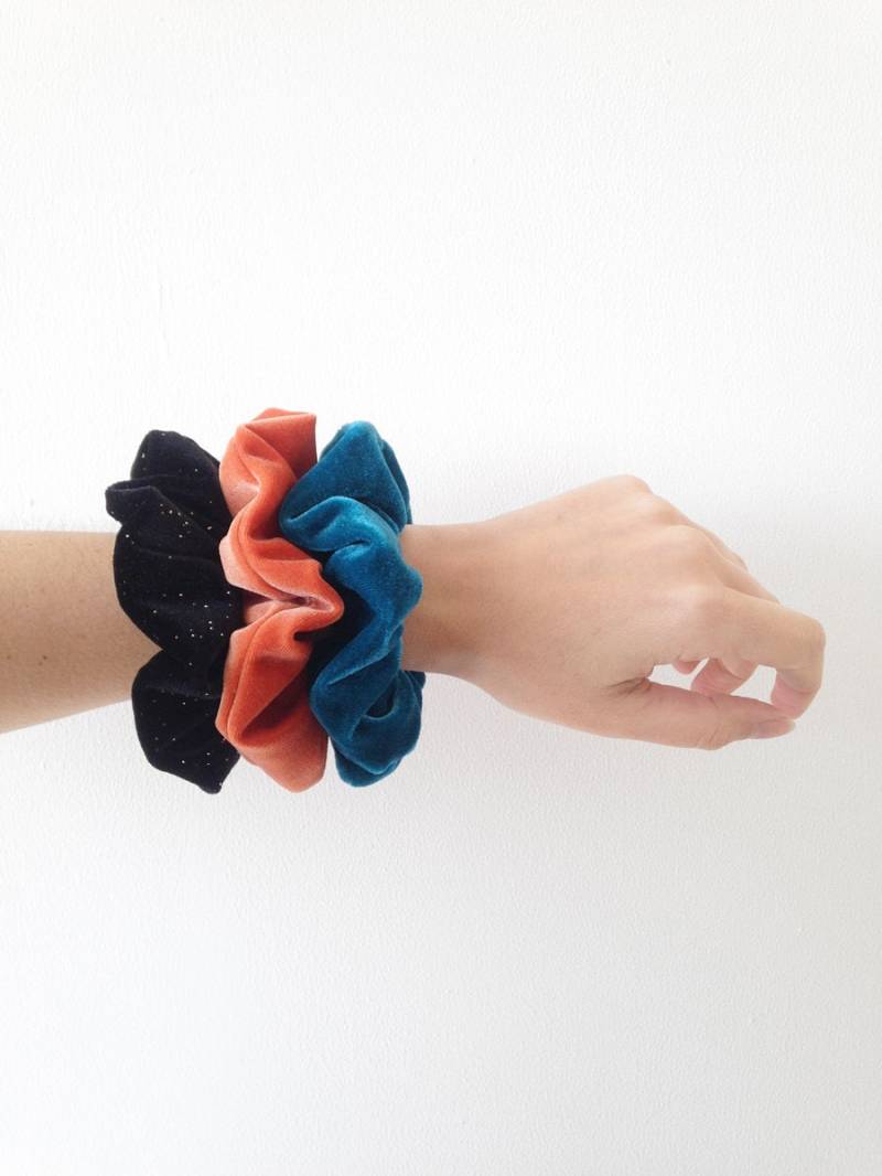 Samt Scrunchies Set, Große Scrunchies, Orange Scrunchie, Schwarzer Scrunchie, Petrol Blau von birdienumnumshop