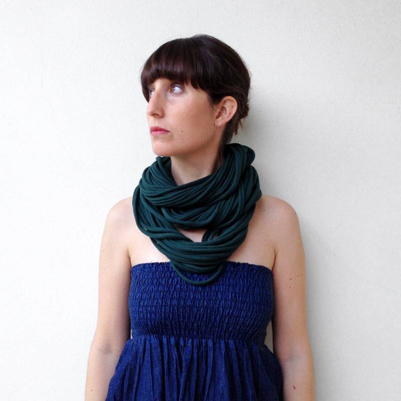 Schals Für Frauen, Statement Kette, Grüner Schal, Flaschengrüner Stoffschal - Der Nudelschal Handgemacht Aus Flaschengrünem Jersey Schals Für Frauen, Statement Kette, Grüner Schal, Flaschengrüner Stoffschal - Der Nudelschal Handgemacht Aus Flaschengrünem Jersey von birdienumnumshop