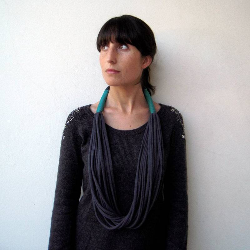 Statement-Halskette, Boho-Halskette, Textil-Halskette, Geschenk Für Sie - Die Stammes-Halskette Handgefertigt Aus Jersey-Stoff in Anthrazit Und Statement-Halskette, Boho-Halskette, Textil-Halskette, Geschenk Für Sie - Die Stammes-Halskette Handgefertigt Aus Jersey-Stoff in Anthrazit Und von birdienumnumshop