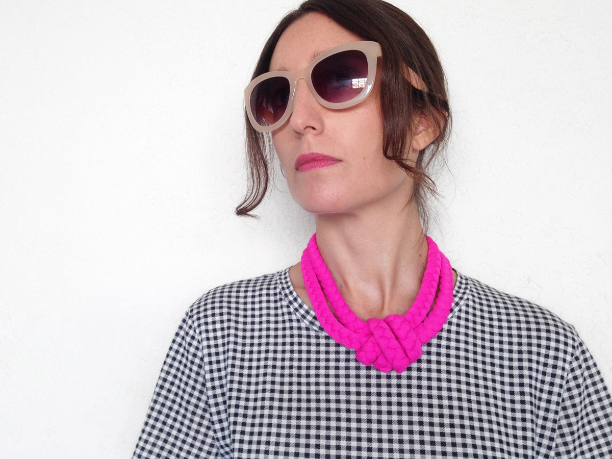 Statement Kette, Knotenkette, Fuchsiafarbene Stoffkette, Geflochtene Sommerkette, Stoffschmuck, Empfindliche Haut von birdienumnumshop