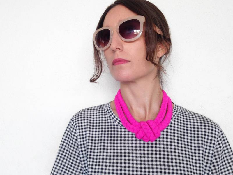 Statement Kette, Knotenkette, Fuchsiafarbene Stoffkette, Geflochtene Sommerkette, Stoffschmuck, Empfindliche Haut von birdienumnumshop