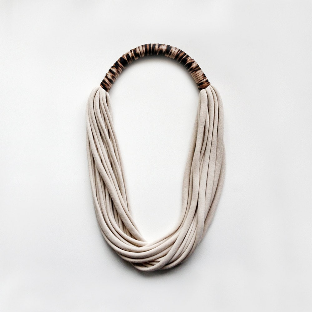 Statement Kette, Stoffkette, Leopardenmuster Jersey Freundin Geschenk, Geschenk Für Sie, Elfenbein Kette Statement Kette, Stoffkette, Leopardenmuster Jersey Freundin Geschenk, Geschenk Für Sie, Elfenbein Kette von birdienumnumshop