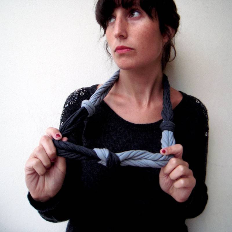 Statement Kette, Textile Geschenk Für Sie - Die Drei Knoten Kette Handgemacht in Perlgrau Und Charcoal Jersey Stoff von birdienumnumshop