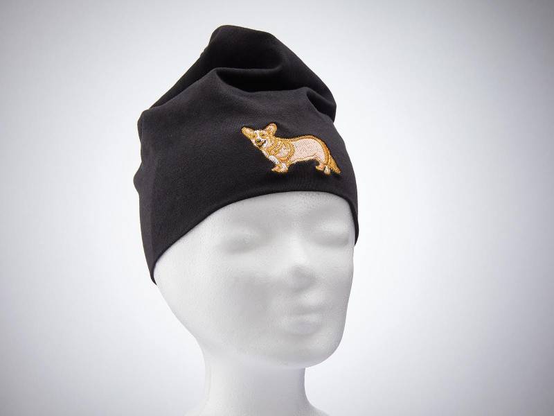 Beanie Mit Aufgesticktem Corgie - With Embroidered Corgi von birdsandpins