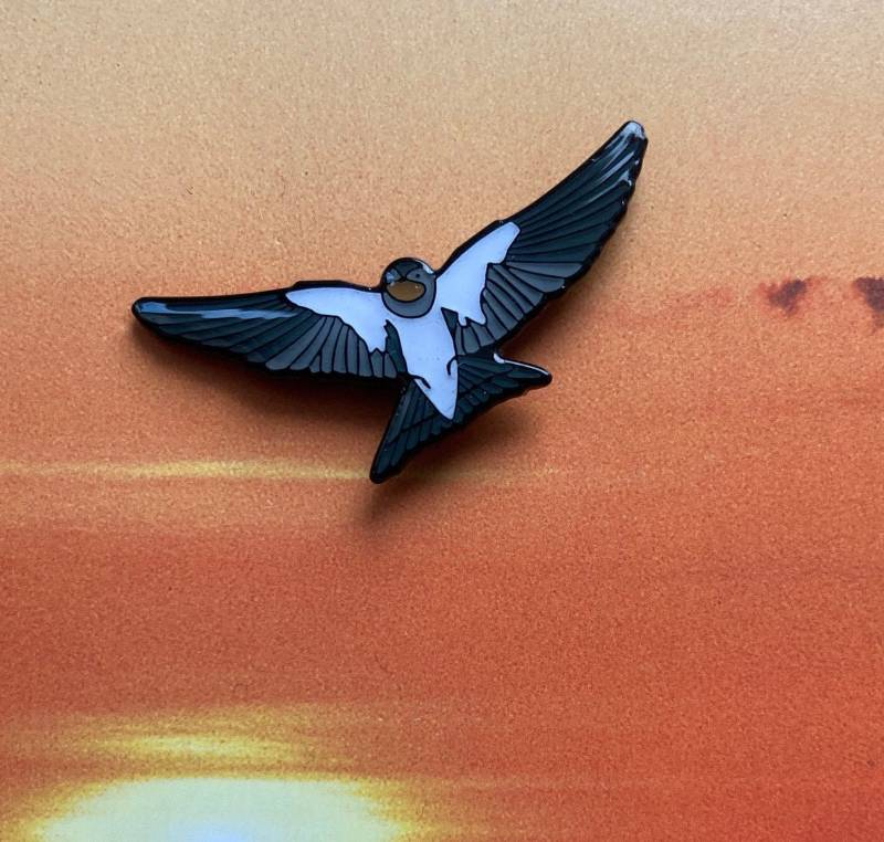 Pin Schwalbe Im Anflug - Flying Swallow von birdsandpins