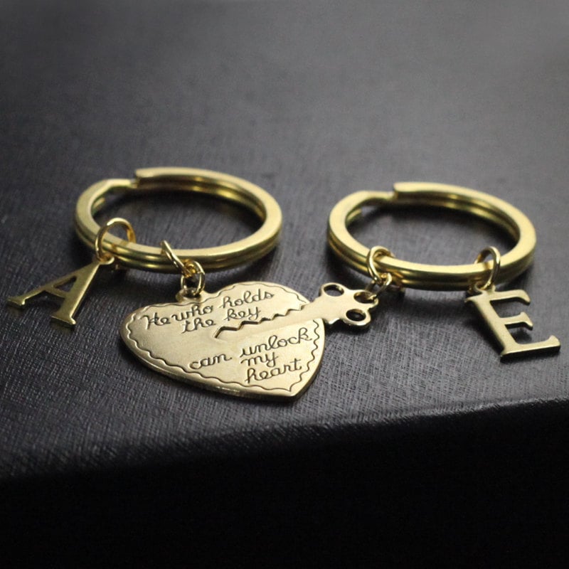 Er, Der Den Schlüssel Hält Gold Schlüsselanhänger, Initiale Mit Herz-Schlüssel, Für Sie Und Ihn, Freund Freundin Geschenk, Valentinstag 2 von birdshome