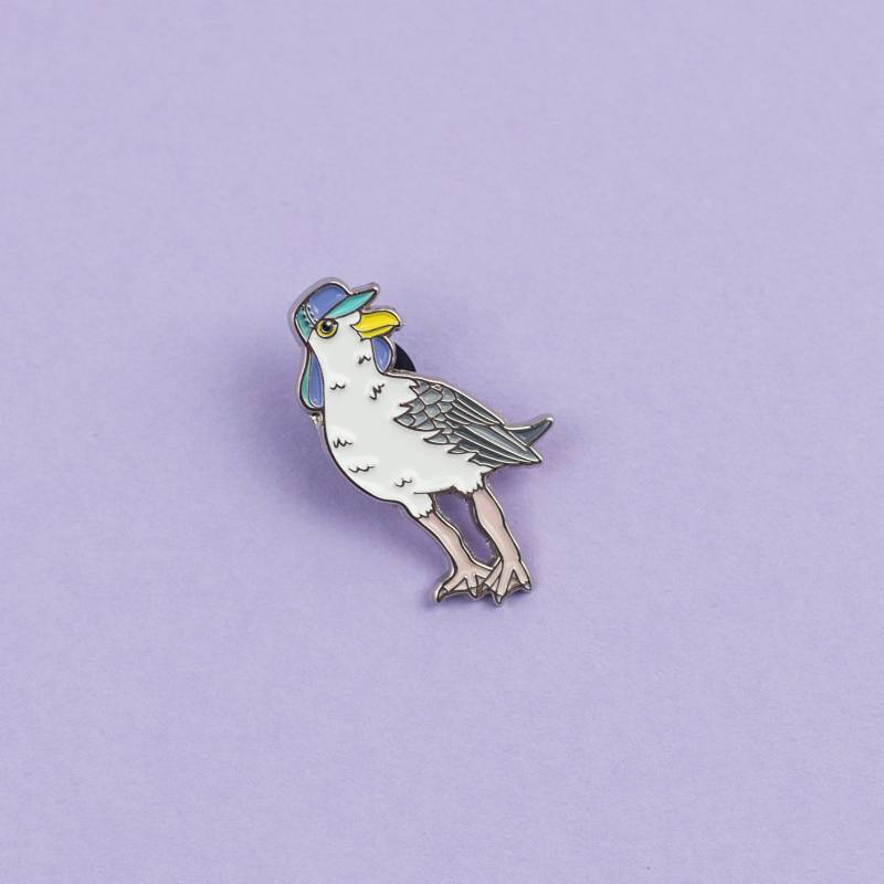 Hering Gull Enamel Pin Anstecker - Vögel in Mützen Möwe Im Sonnenhut Anstecker, Lapel Hut Pin, Vogel Brighton Möwe Hering Gull Enamel Pin Anstecker - Vögel in Mützen Möwe Im Sonnenhut Anstecker, Lapel Hut Pin, Vogel Brighton Möwe von birdsinhats
