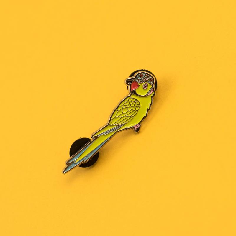 Sittich Emaille Pin Abzeichen - Vögel in Hüten Einer Mütze Abzeichen, Anstecknadel, Hutnadel, Vogelnadel, Grüner Papagei, Ring Necked Sittich Emaille Pin Abzeichen - Vögel in Hüten Einer Mütze Abzeichen, Anstecknadel, Hutnadel, Vogelnadel, Grüner Papagei, Ring Necked von birdsinhats