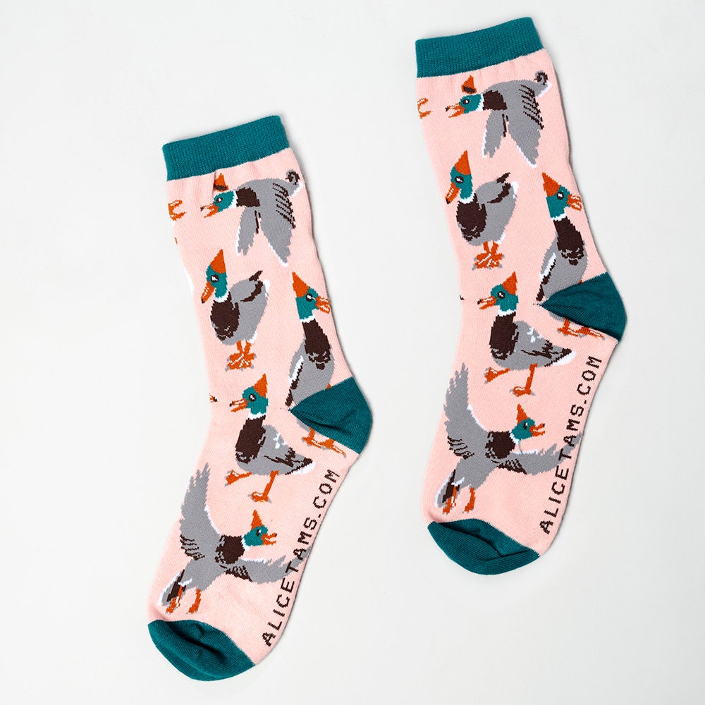 Vögel in Hüten "Duck Duck Goose' Socken, Rosa Unisex Socken von birdsinhats
