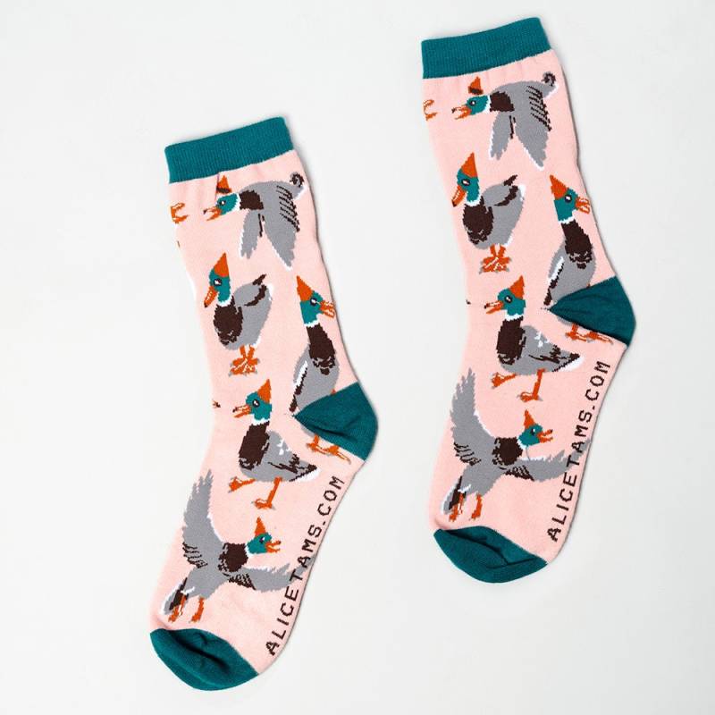 Vögel in Hüten "Duck Duck Goose' Socken, Rosa Unisex Socken Vögel in Hüten "Duck Duck Goose' Socken, Rosa Unisex Socken von birdsinhats