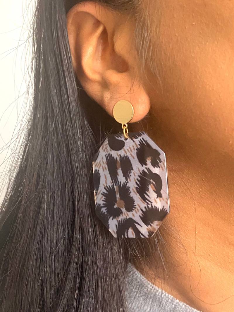 Acetat Ohrring Mit Leo Muster/Große Ohrringe Animal Print Plastik Goldene Ohrstecker Lange Hängeohrringe Geschenk von birdsofparadiseDE
