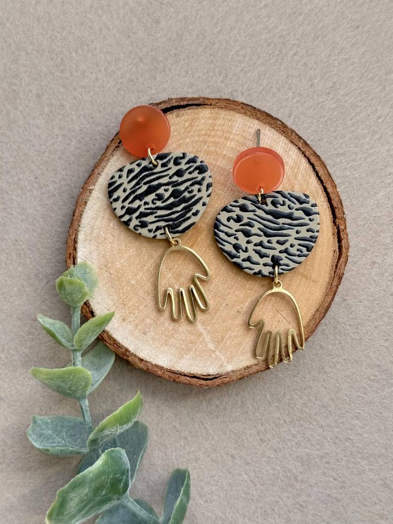 Animal Print Statement Ohrringe Aus Acryl/Orange Ohrstecker Mit Goldenen Messing Anhänger Große Bunte Geschenk Für Damen von birdsofparadiseDE