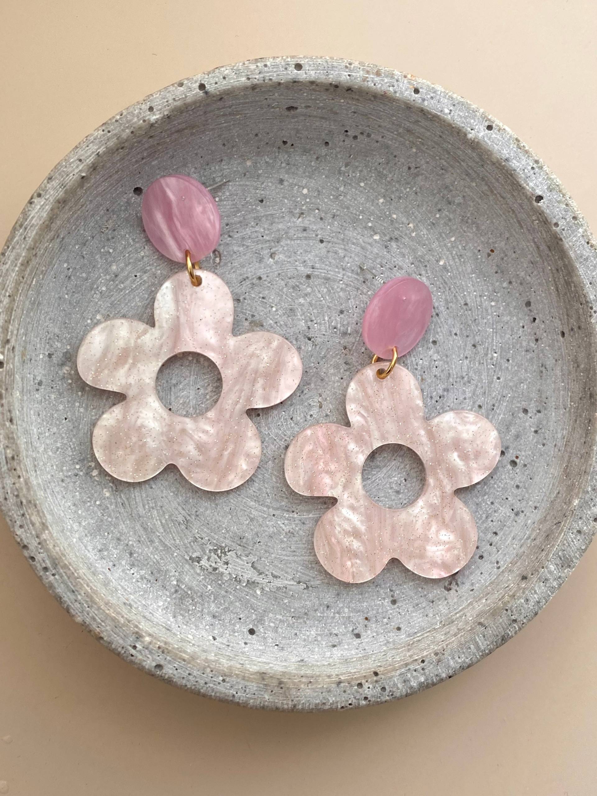 Auffällige Statement Ohrringe Aus Acetat/Große Blumen Anhänger Rosa Ohrhänger Lange Kunststoff Hängeohrringe Geschenk Für Freundin Auffällige Statement Ohrringe Aus Acetat/Große Blumen Anhänger Rosa Ohrhänger Lange Kunststoff Hängeohrringe Geschenk Für Freundin von birdsofparadiseDE