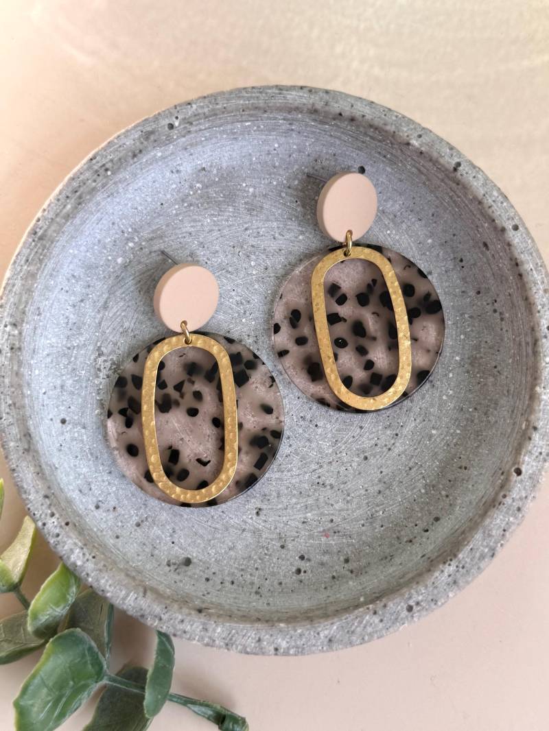 Beige Acryl Ohrstecker Mit Gepunkteten Anhänger/Große Statement Ohrringe Goldenen Kunststoff Ohrring Geschenk Damen von birdsofparadiseDE