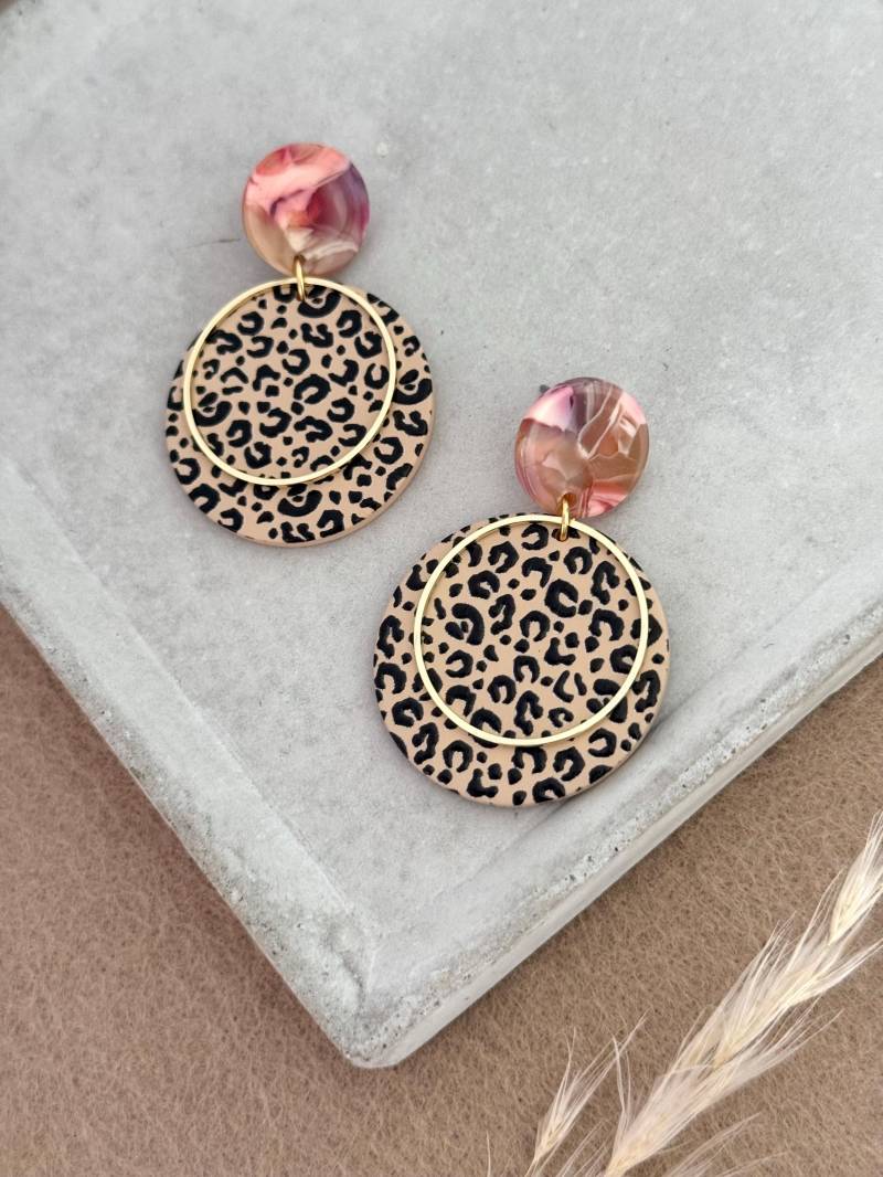 Beige Leo Print Ohrringe Mit Rosa Ohrstecker Und Goldenen Anhänger/Animal Statement Goldene Messing Geschenk Beige Leo Print Ohrringe Mit Rosa Ohrstecker Und Goldenen Anhänger/Animal Statement Goldene Messing Geschenk von birdsofparadiseDE