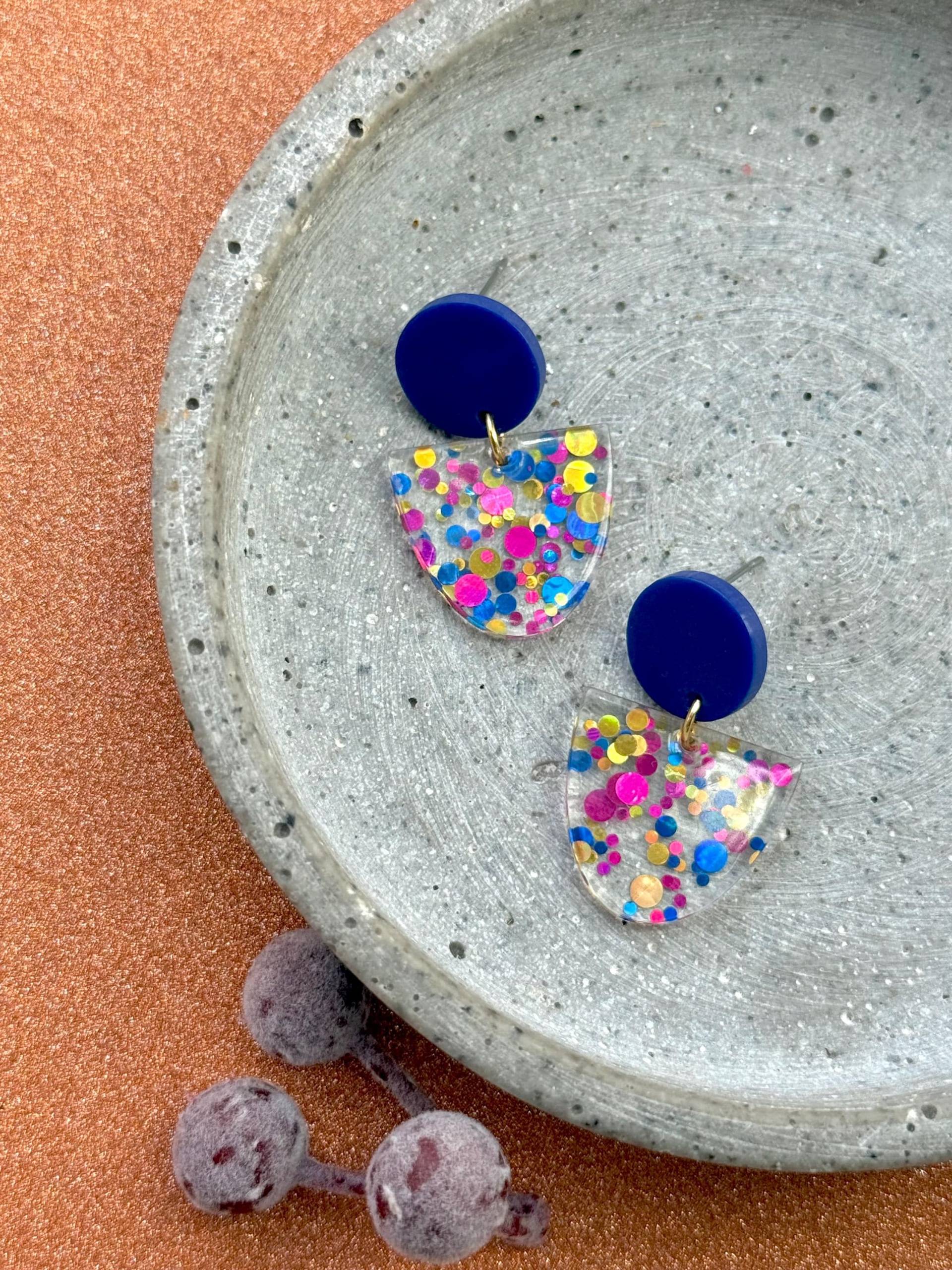 Blaue, Kleine Glitzer Konfetti Acryl Ohrringe in Blau, Gold Und Pink/Blaue Statement Aus Kunststoff Geschenk Schmuck Blaue, Kleine Glitzer Konfetti Acryl Ohrringe in Blau, Gold Und Pink/Blaue Statement Aus Kunststoff Geschenk Schmuck von birdsofparadiseDE