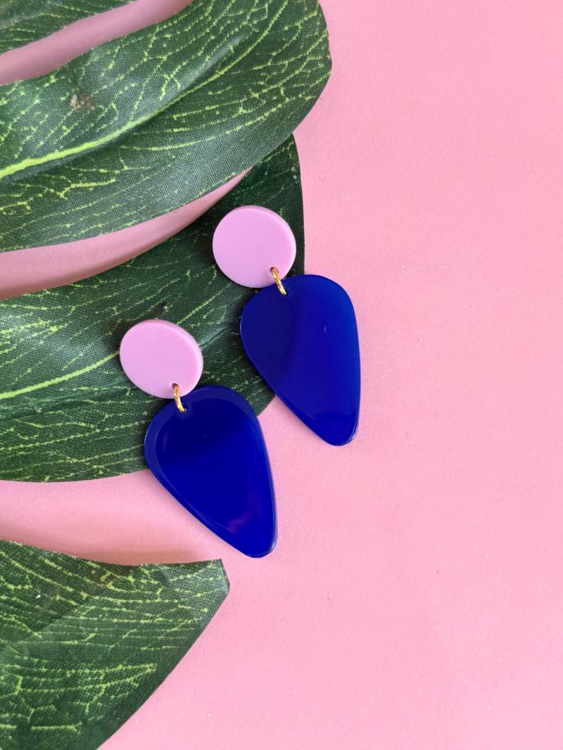 Blaue Acryl Ohrringe in Blau Und Flieder/Rosa Ohrstecker Mit Blauen Anhänger Color Block Statement Lila Geschenk von birdsofparadiseDE