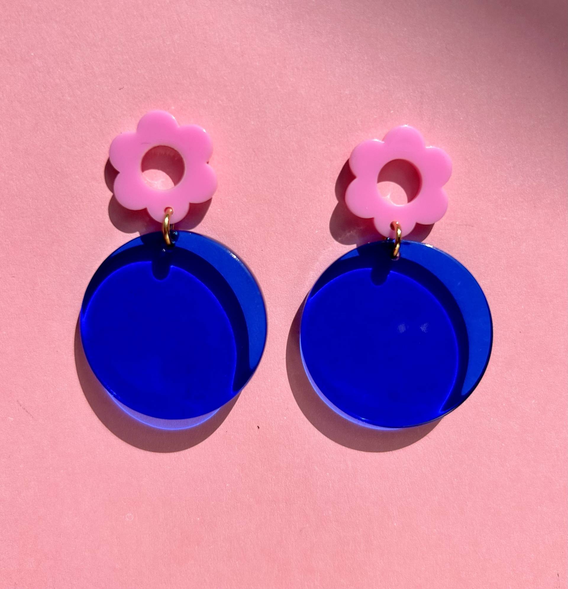 Blaue Acryl Ohrringe in Blau Und Rosa/Pinke Blumen Ohrstecker Bunte, Auffällige Hängeohrringe Statement Geschenk Blaue Acryl Ohrringe in Blau Und Rosa/Pinke Blumen Ohrstecker Bunte, Auffällige Hängeohrringe Statement Geschenk von birdsofparadiseDE