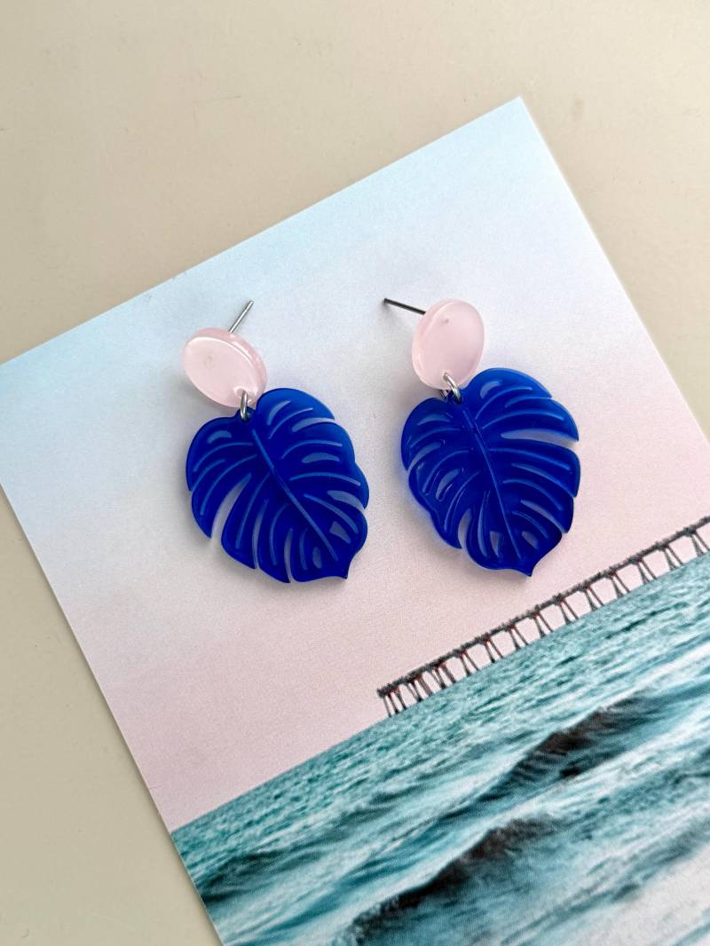 Blaue Ohrringe Mit Rosa Ohrstecker Und Blauen Monstera Blatt Anhänger/Schmuck Bunte Statement Geschenk Für Freundin Blaue Ohrringe Mit Rosa Ohrstecker Und Blauen Monstera Blatt Anhänger/Schmuck Bunte Statement Geschenk Für Freundin von birdsofparadiseDE