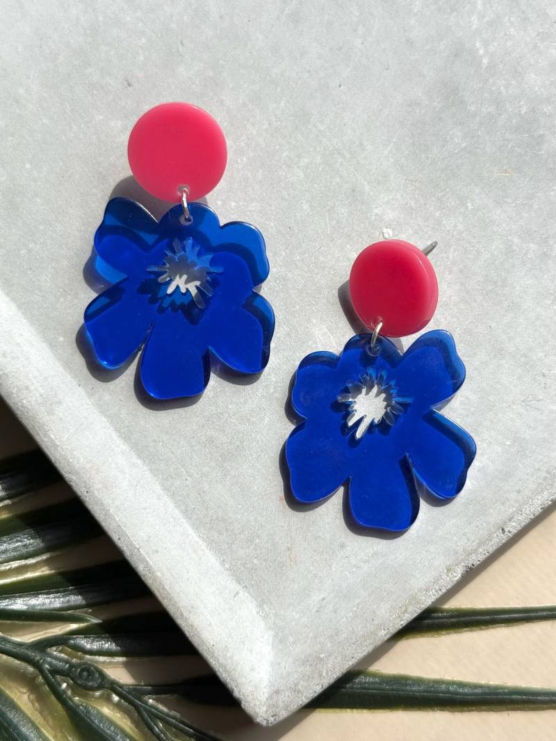 Blaue Statement Ohrringe Mit Pinken Ohrstecker Und Blauen Blumen Anhänger Aus Acryl/Bunte Color Block Geschenk Für Sie von birdsofparadiseDE