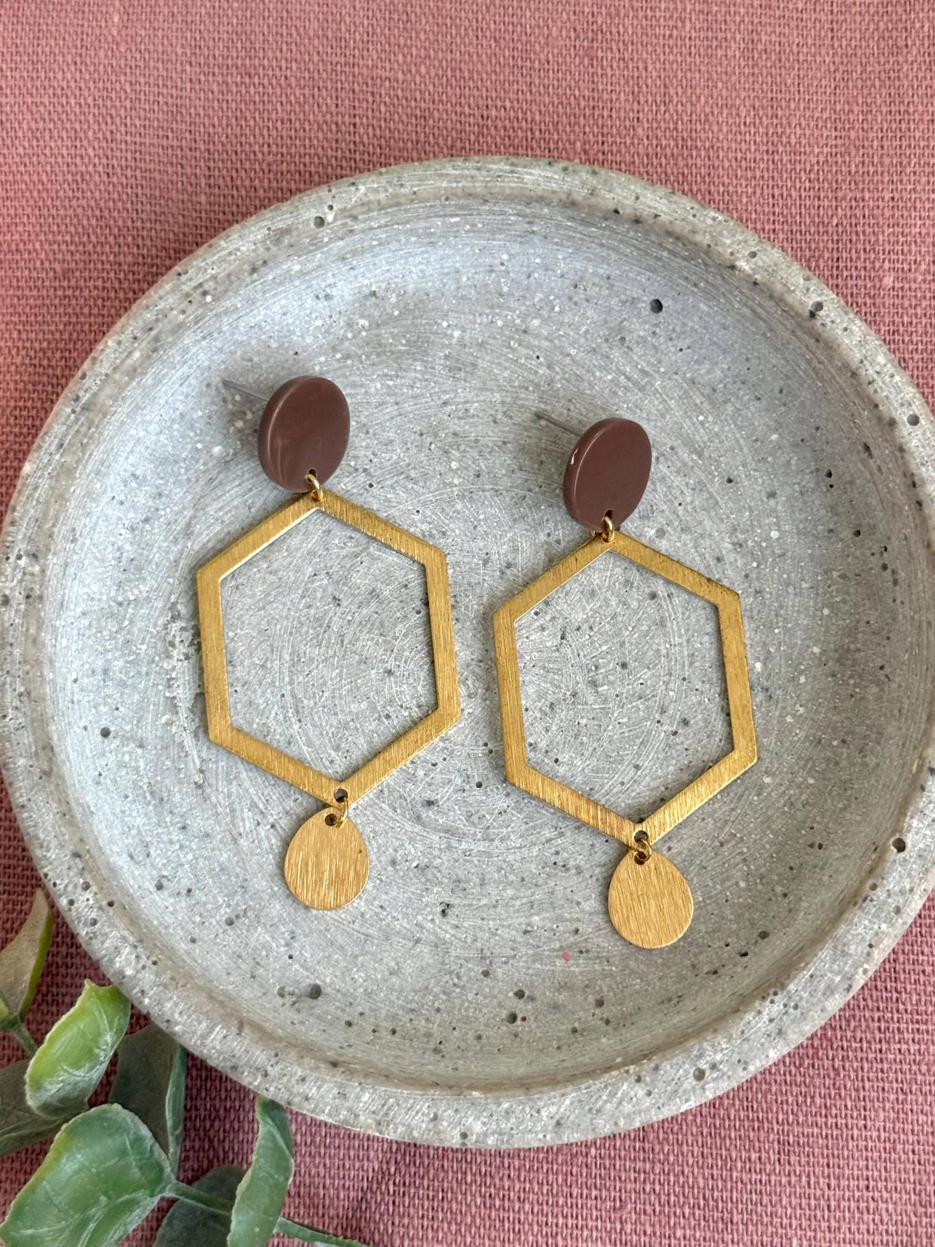 Braun Goldene Statement Ohrringe Mit Goldenen Messing Anhänger/Acryl Dunkelbraune Herbst Winter Geschenk Für Sie von birdsofparadiseDE