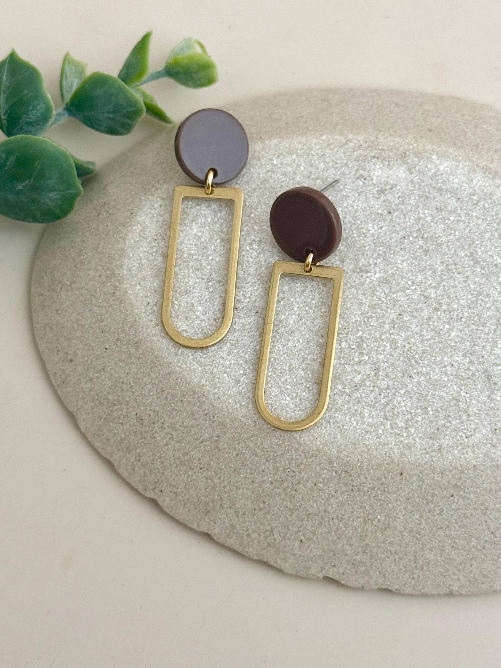 Braune Acryl Ohrstecker Mit Ovalen, Goldenen Messing Anhänger/Dunkelbraune Statement Hängeohrringe Geschenk Für Freundin von birdsofparadiseDE