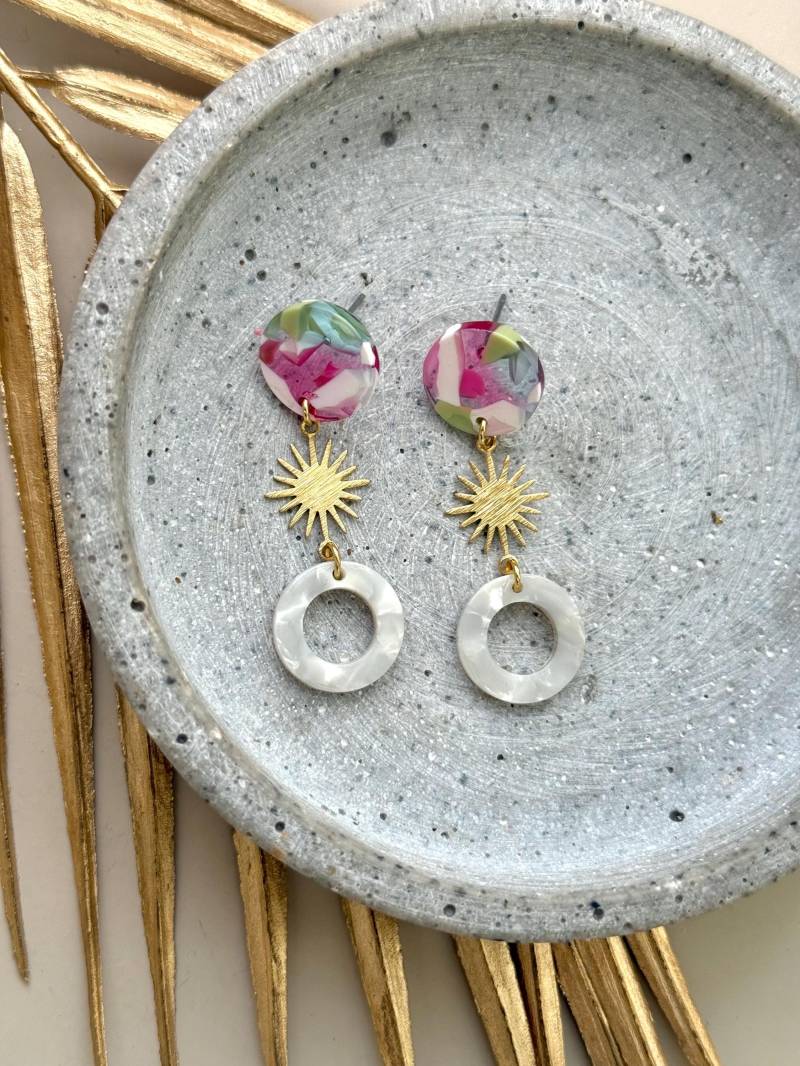 Bunte Acetat Ohrringe Mit Sonnen Anhänger in Gold/Rosa Hängeohrringe Boho Sonne Schmuck Geschenk Für Freundin Bunte Acetat Ohrringe Mit Sonnen Anhänger in Gold/Rosa Hängeohrringe Boho Sonne Schmuck Geschenk Für Freundin von birdsofparadiseDE