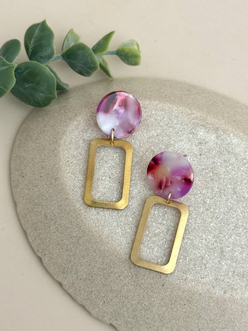 Bunte Acryl Ohrstecker Mit Eckigen, Goldenen Messing Anhänger/Rosa, Lila Statement Hängeohrringe Geschenk Für Freundin von birdsofparadiseDE