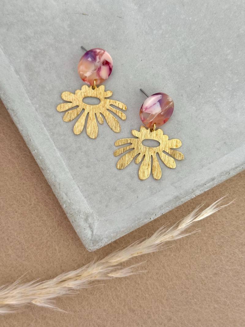 Bunte Acryl Ohrstecker Mit Goldenen Blumen Messing Anhänger/Rosa Statement Ohrringe in Gold Schmuck Geschenk Freundin Bunte Acryl Ohrstecker Mit Goldenen Blumen Messing Anhänger/Rosa Statement Ohrringe in Gold Schmuck Geschenk Freundin von birdsofparadiseDE