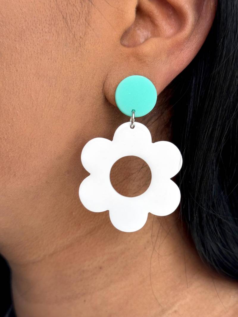 Color Block Statement Ohrringe Mit Weißen Blumen Anhänger Und Türkisen Ohrstecker/Bunte Acryl Weiße Geschenk von birdsofparadiseDE