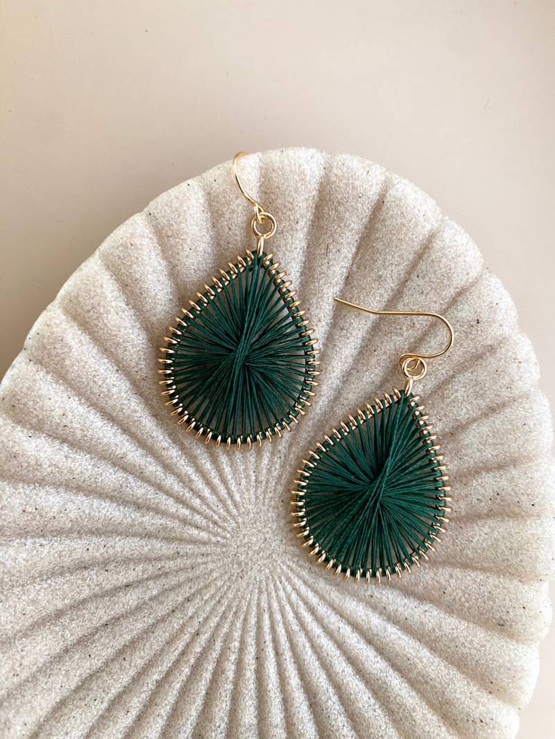 Dunkelgrüne Makramee Quasten Ohrringe/Blau Gold Vergoldete, Lange Hängeohrringe Statement Ohrring Geschenk Für Freundin Dunkelgrüne Makramee Quasten Ohrringe/Blau Gold Vergoldete, Lange Hängeohrringe Statement Ohrring Geschenk Für Freundin von birdsofparadiseDE