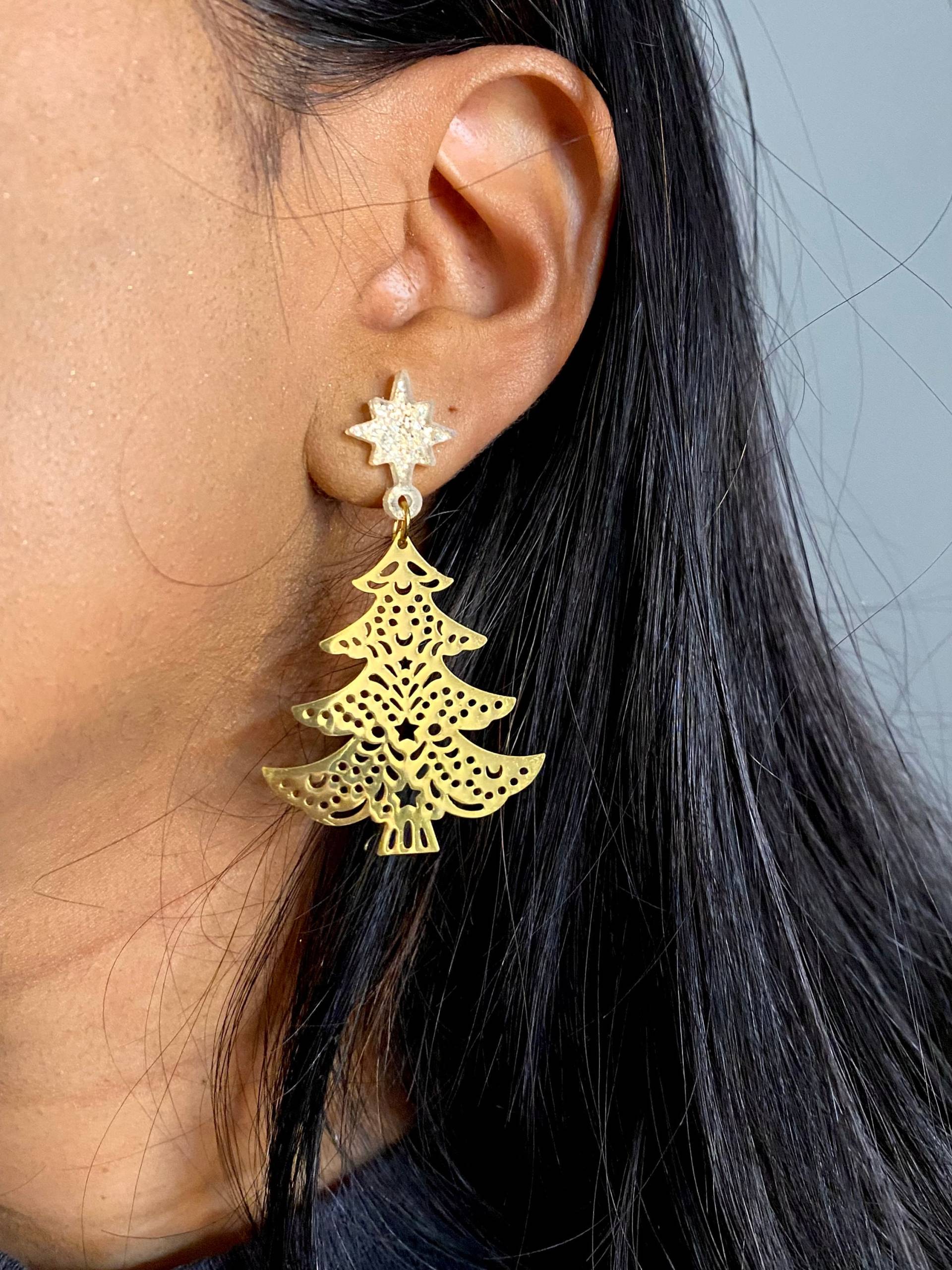 Festliche, Goldene Ohrringe Mit Christbaum Anhänger Und Glitzer Stern/Weihnachtsbaum Weihnachtsohrringe Weihnachtsgeschenk von birdsofparadiseDE