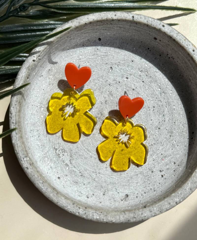 Gelbe Statement Ohrringe Mit Orangen Herz Ohrstecker Und Gelben Blumen Anhänger Aus Acryl/Bunte Color Block Geschenk Gelbe Statement Ohrringe Mit Orangen Herz Ohrstecker Und Gelben Blumen Anhänger Aus Acryl/Bunte Color Block Geschenk von birdsofparadiseDE