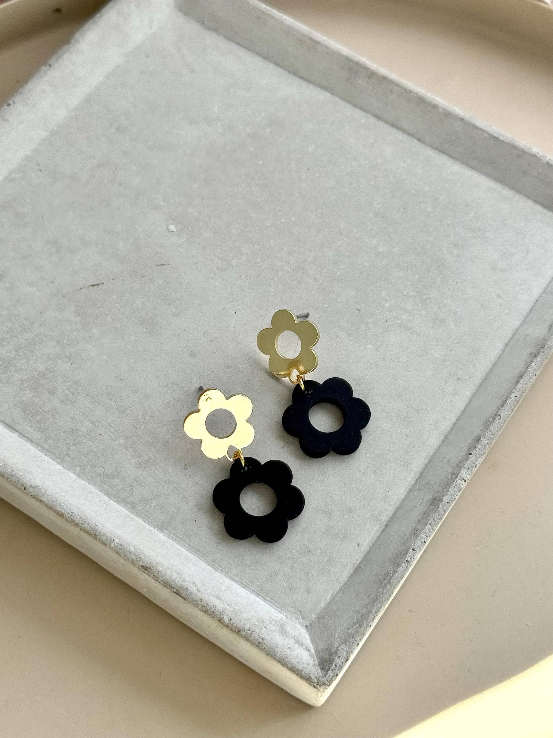 Goldene Blumen Ohrstecker Mit Schwarzen Acryl Anhänger/Ohrringe Kleine Acetat Geschenk Goldene Blumen Ohrstecker Mit Schwarzen Acryl Anhänger/Ohrringe Kleine Acetat Geschenk von birdsofparadiseDE
