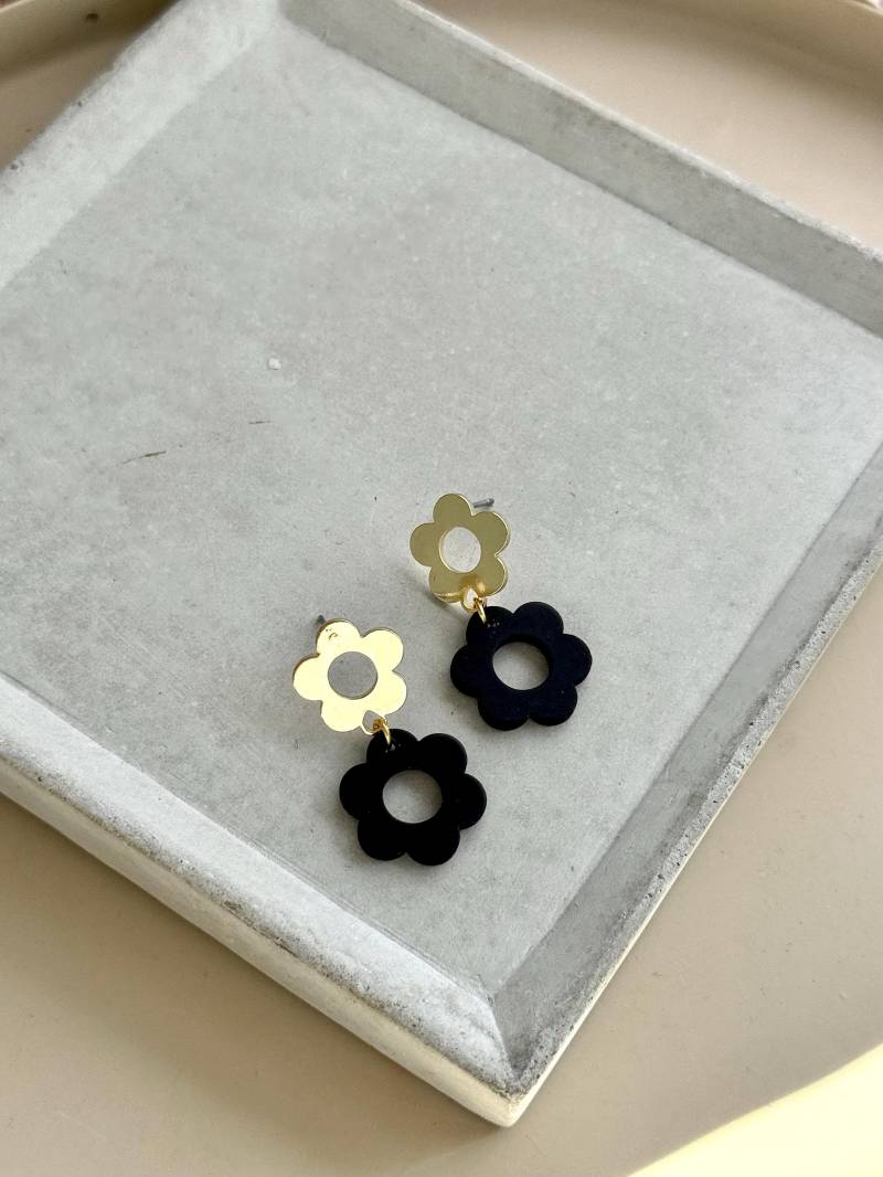 Goldene Blumen Ohrstecker Mit Schwarzen Acryl Anhänger/Ohrringe Kleine Acetat Geschenk Goldene Blumen Ohrstecker Mit Schwarzen Acryl Anhänger/Ohrringe Kleine Acetat Geschenk von birdsofparadiseDE