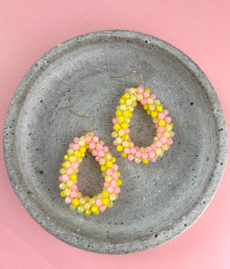 Große, Gelbe Statement Ohrringe Aus Schimmernden Glasperlen/Lange Perlen Mit Vergoldeten Ohrhaken Schmuck Geschenk Für Freundin Große, Gelbe Statement Ohrringe Aus Schimmernden Glasperlen/Lange Perlen Mit Vergoldeten Ohrhaken Schmuck Geschenk Für Freundin von birdsofparadiseDE