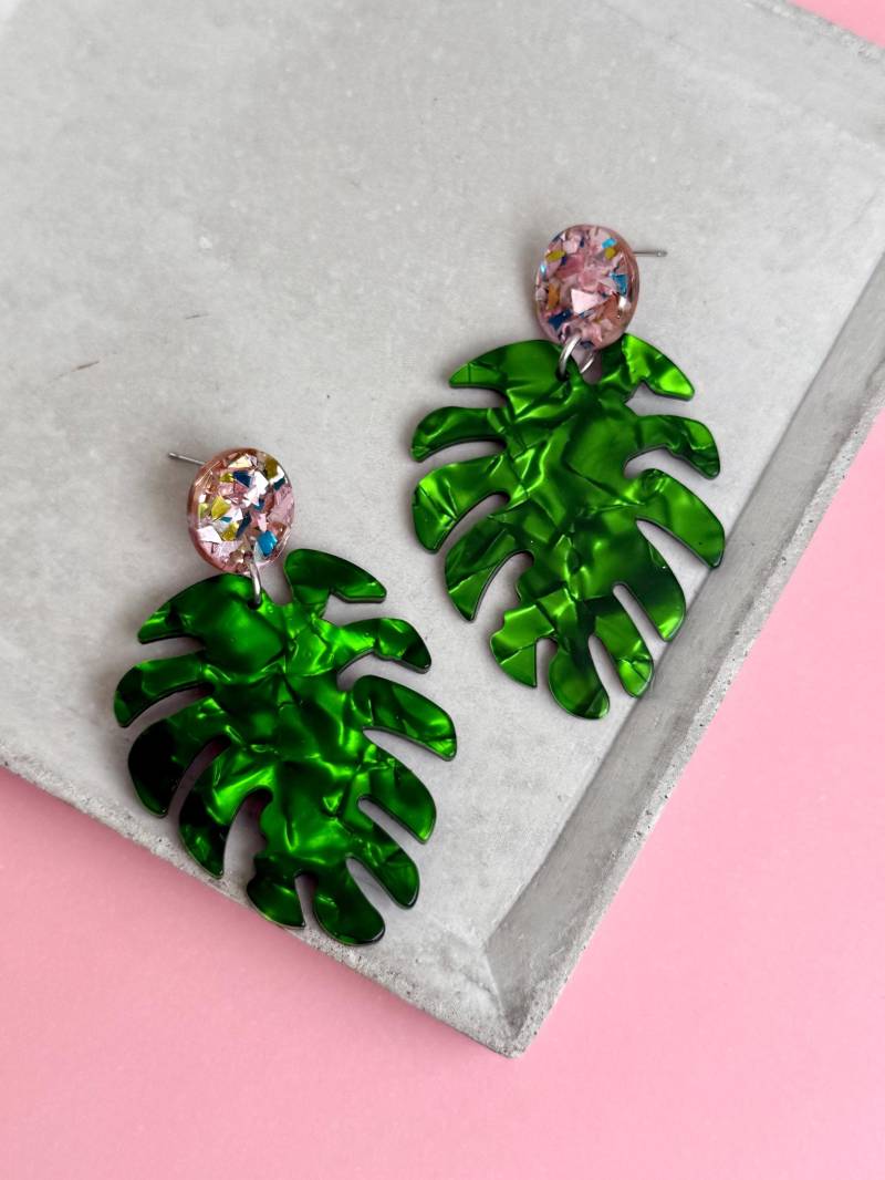 Große, Grüne Blatt Ohrringe Aus Acryl Mit Glitzer Ohrstecker/statement Monstera Anhänger Color Block von birdsofparadiseDE