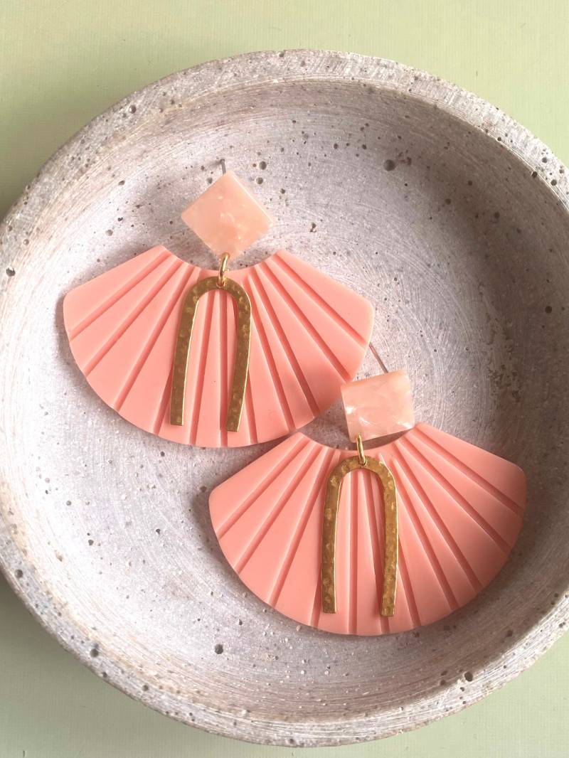 Große, Rosa Statement Ohrringe Aus Acetat/Ohrstecker Mit Goldenen Anhänger Acryl Ohrschmuck Lange Geschenk Freundin von birdsofparadiseDE