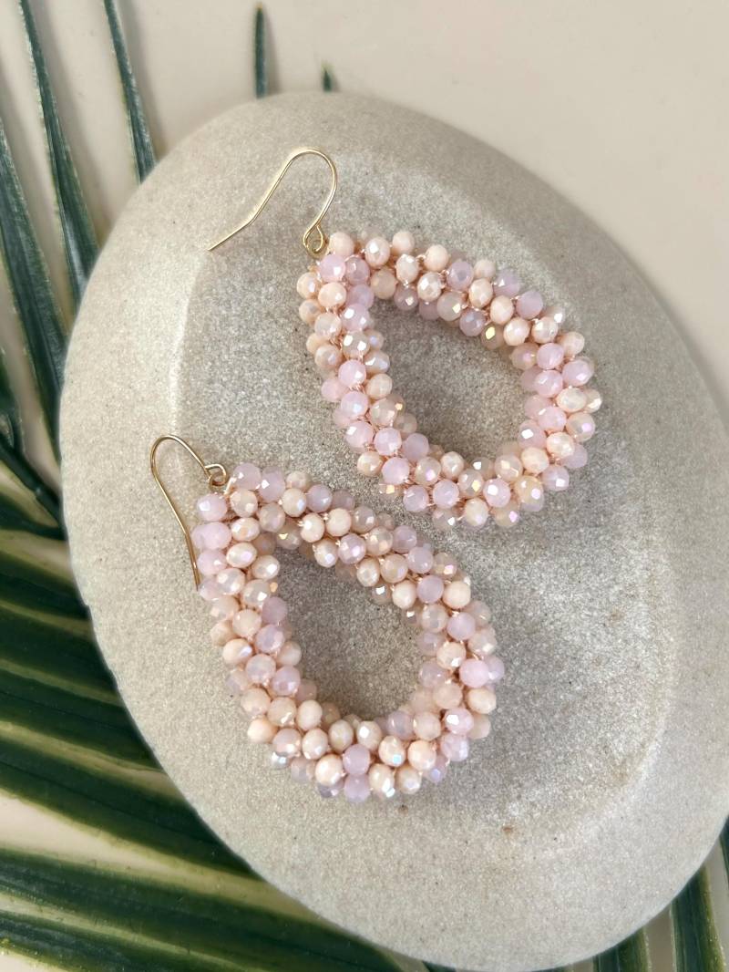 Große, Rosa Statement Ohrringe Aus Schimmernden Glasperlen/Lange Perlen Mit Vergoldeten Ohrhaken Schmuck Geschenk Für Freundin Große, Rosa Statement Ohrringe Aus Schimmernden Glasperlen/Lange Perlen Mit Vergoldeten Ohrhaken Schmuck Geschenk Für Freundin von birdsofparadiseDE