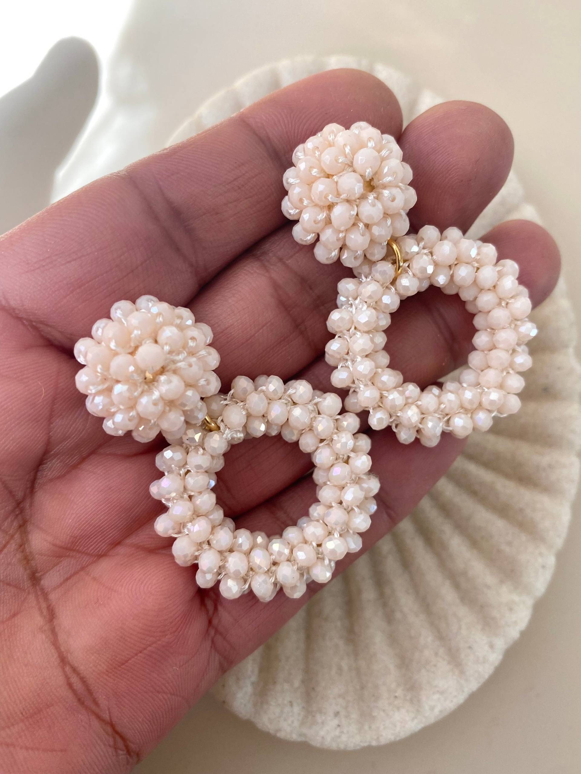 Große, Weiße Statement Ohrringe Aus Schimmernden Glasperlen/Weiße, Lange Perlen Große Schmuck Geschenk Für Freundin Große, Weiße Statement Ohrringe Aus Schimmernden Glasperlen/Weiße, Lange Perlen Große Schmuck Geschenk Für Freundin von birdsofparadiseDE