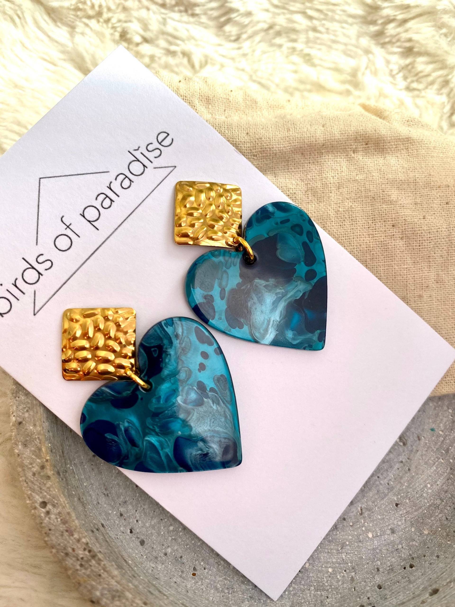 Große Blaue Acryl Ohrringe/Herz Anhänger Mit Goldenen Messing Ohrstecker/ Bunt Statement Schmuck Lange Hängeohrringe Geschenk Für Sie Große Blaue Acryl Ohrringe/Herz Anhänger Mit Goldenen Messing Ohrstecker/ Bunt Statement Schmuck Lange Hängeohrringe Geschenk Für Sie von birdsofparadiseDE