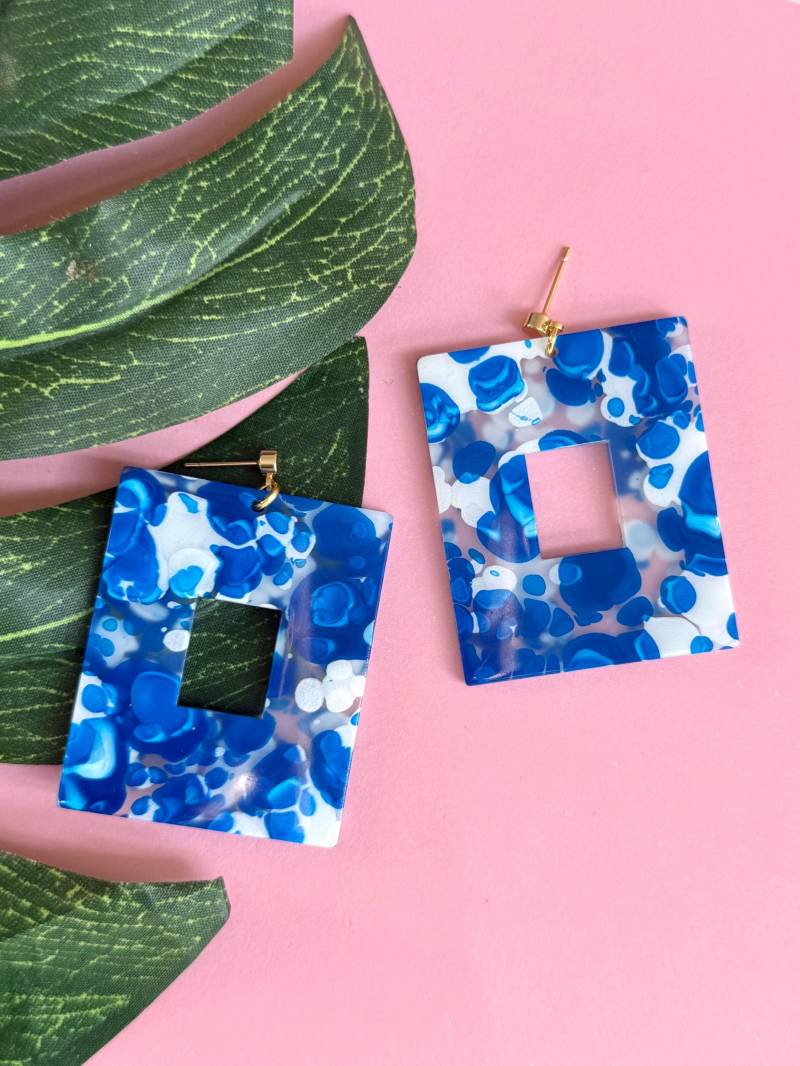 Große Blaue Statement Ohrringe/Acryl Mit Blauem Wasser Optik Anhänger Vergoldete Mini Ohrstecker Geschenk von birdsofparadiseDE