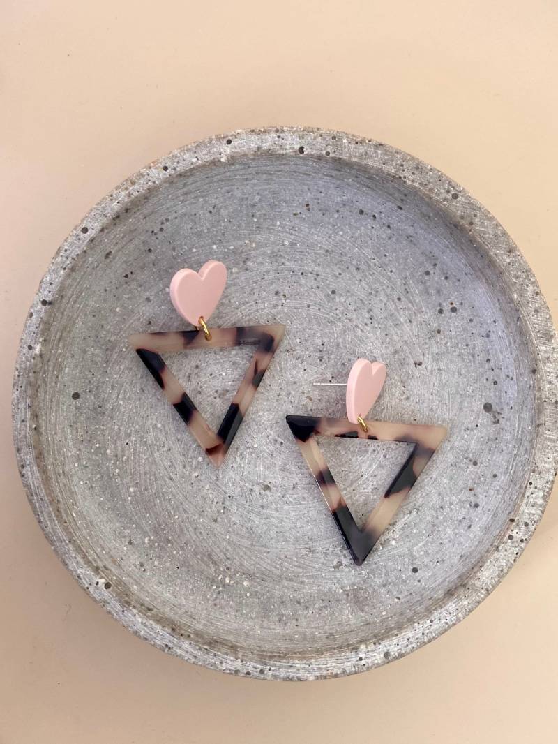 Große Statement Ohrringe Mit Acryl Ohrstecker Und Schildpatt Anhänger/Rosa Herz Muster Schmuck Geschenk Freundin von birdsofparadiseDE