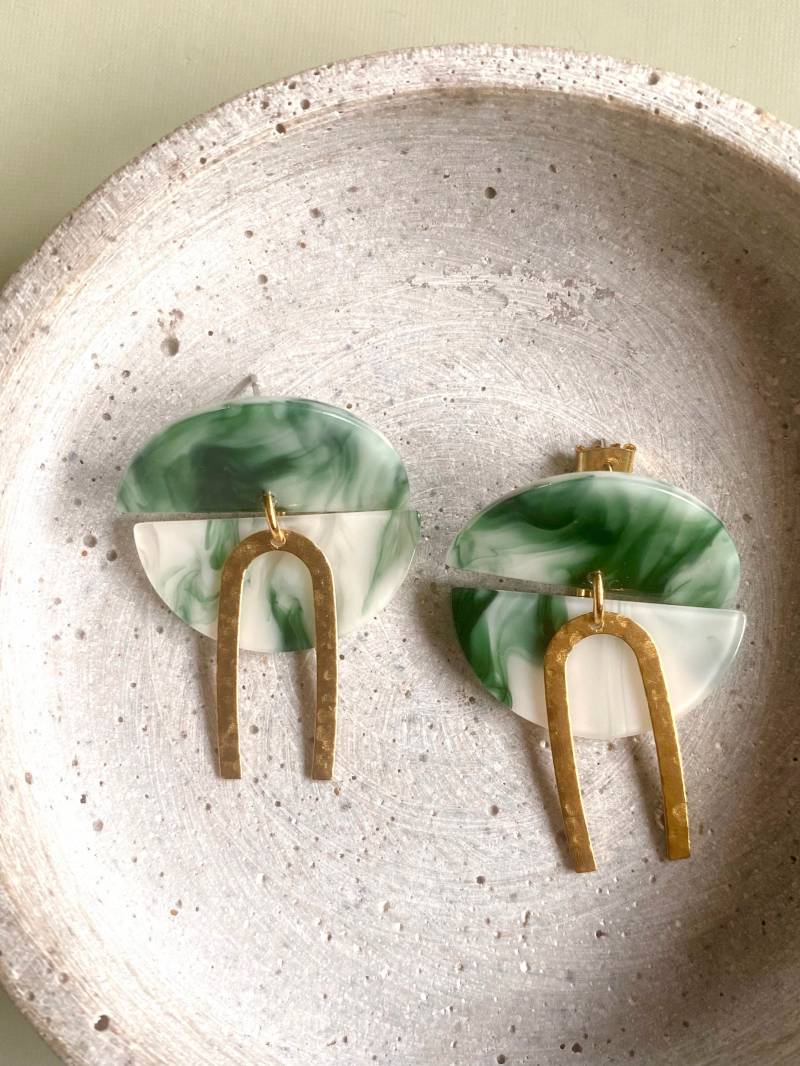 Grüne Ohrstecker Mit Gold Messing Anhänger/statement Schmuck Acetat Ohrringe Hängeohrringe Geschenk Für Freundin von birdsofparadiseDE
