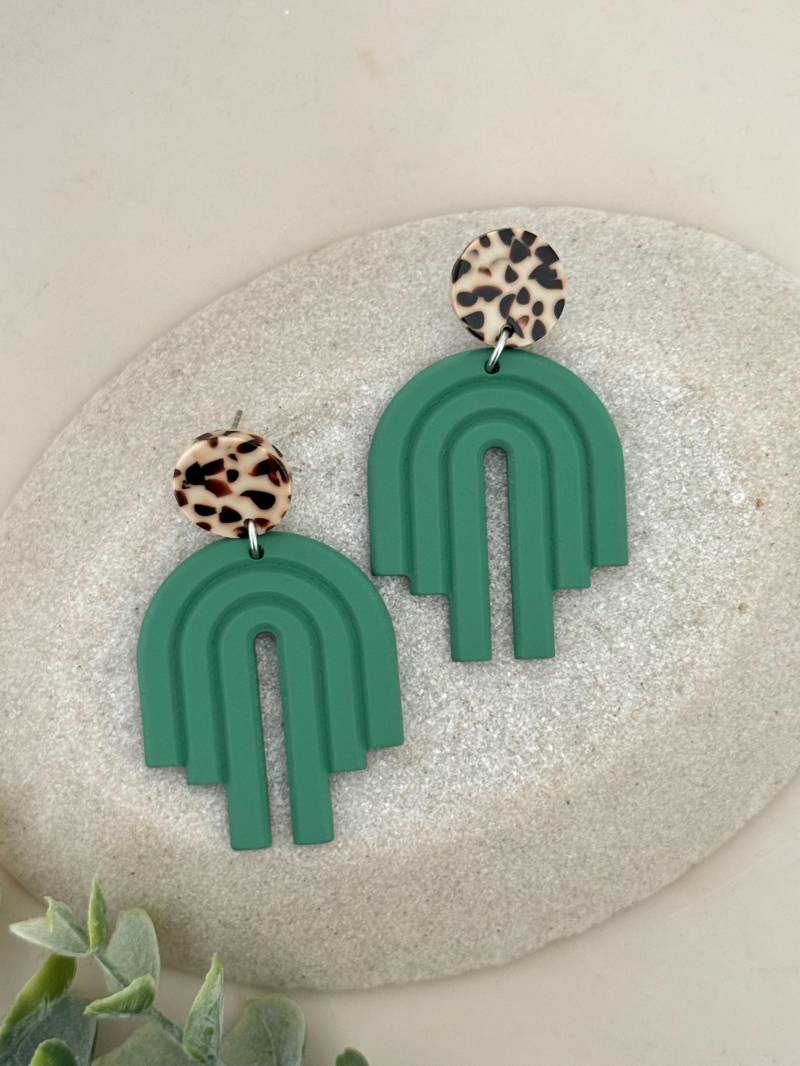 Grüne Statement Ohrringe Aus Acryl/Hängeohrringe Gepunktete Ohrstecker Dunkelgrüne Hängende Bogen Geschenk Grüne Statement Ohrringe Aus Acryl/Hängeohrringe Gepunktete Ohrstecker Dunkelgrüne Hängende Bogen Geschenk von birdsofparadiseDE