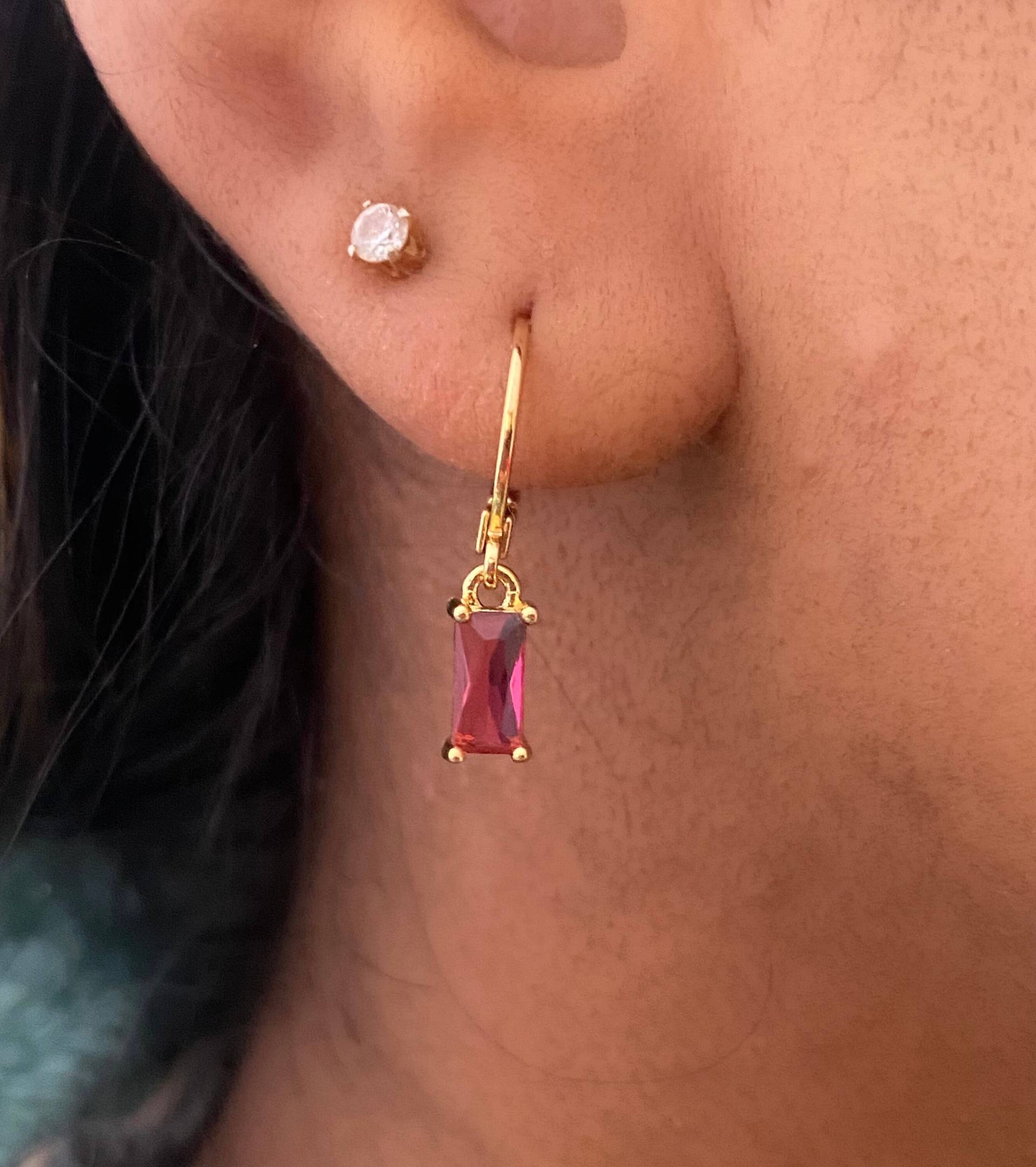 Huggie Creolen Mit Rotem Zirkonia Stein/Kristall Anhänger Anhänger/Kleine Vergoldete Ohrringe /Gold Schmuck Geschenk Huggie Creolen Mit Rotem Zirkonia Stein/Kristall Anhänger Anhänger/Kleine Vergoldete Ohrringe /Gold Schmuck Geschenk von birdsofparadiseDE