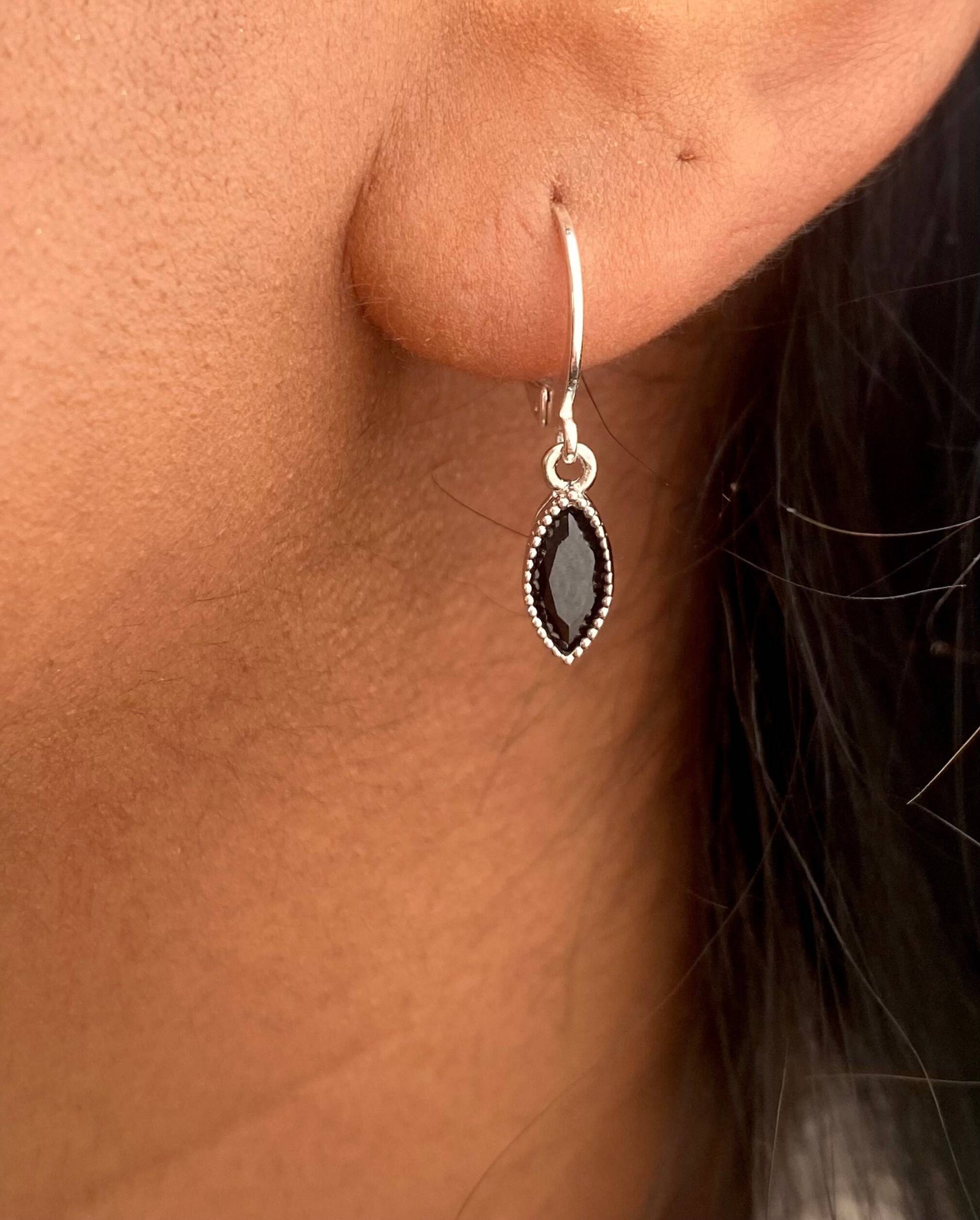 Huggie Creolen Mit Schwarzem Zirkonia Stein/Kristall Anhänger Anhänger/ Kleine Versilberte Ohrringe Schmuck Geschenk Huggie Creolen Mit Schwarzem Zirkonia Stein/Kristall Anhänger Anhänger/ Kleine Versilberte Ohrringe Schmuck Geschenk von birdsofparadiseDE