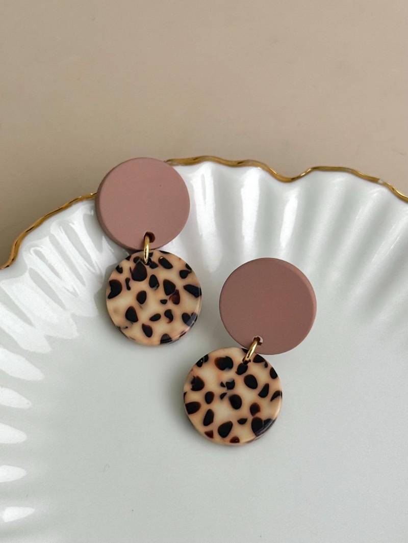 Kleine, Rosa Beige Ohrringe Mit Gepunkteten Anhänger Im Terrazzo Stil/Mauvefarbene Kunststoff Schildpatt Muster Geschenk Kleine, Rosa Beige Ohrringe Mit Gepunkteten Anhänger Im Terrazzo Stil/Mauvefarbene Kunststoff Schildpatt Muster Geschenk von birdsofparadiseDE