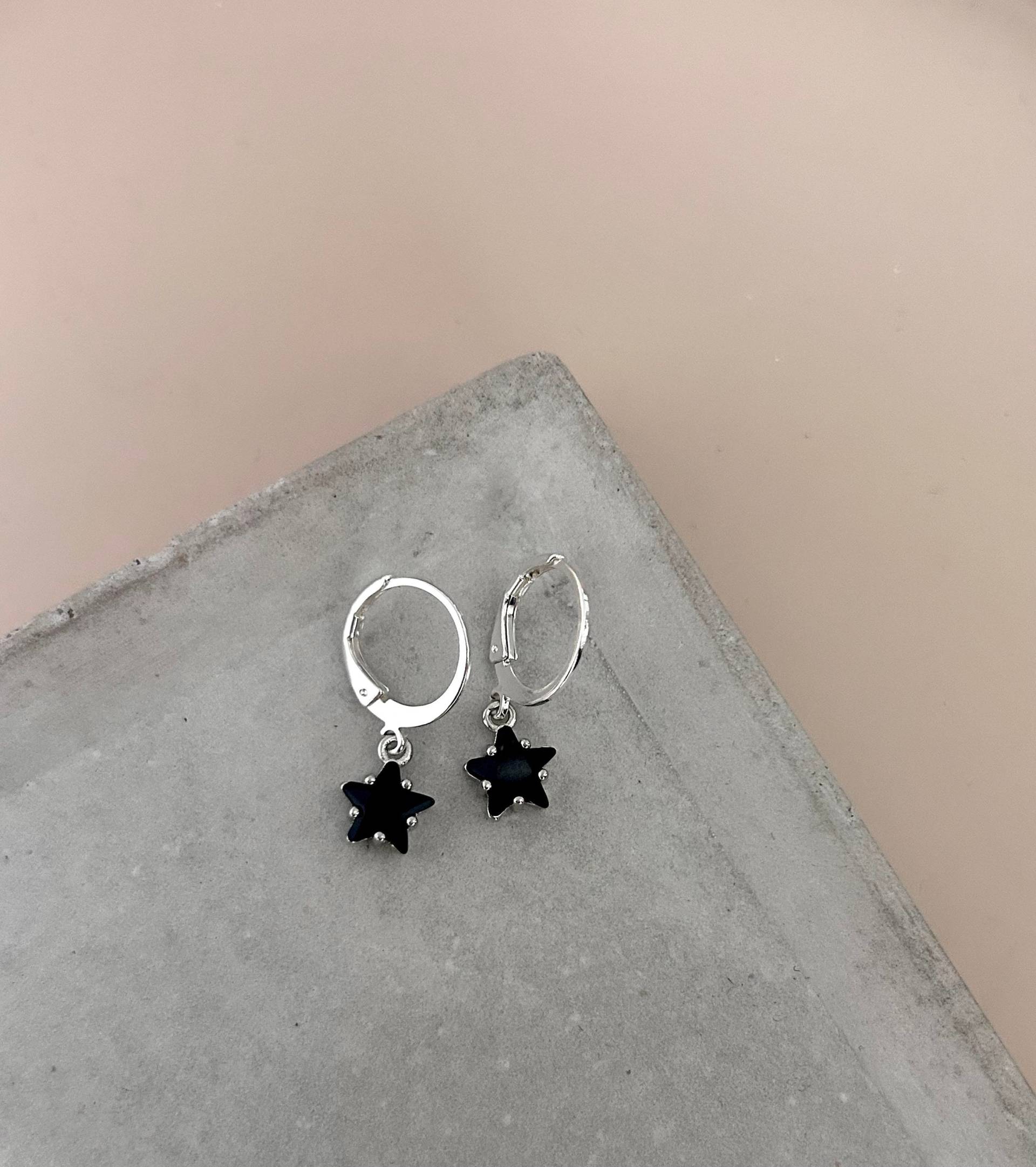 Kleine, Versilberte Huggie Creolen Mit Stern Anhänger/Silber Schwarzem Stein Boho Schmuck Damen Zirkonia Geschenk von birdsofparadiseDE