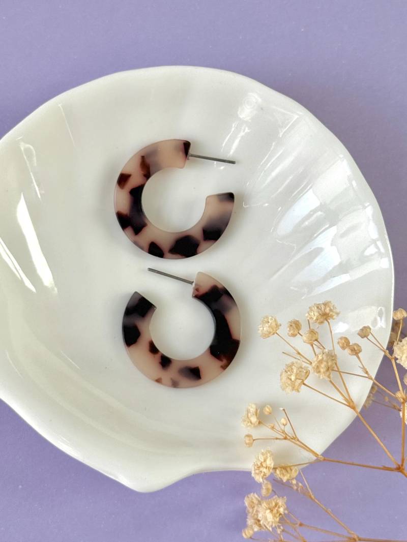 Kleine Acetat Schildpatt Creolen/Aus Kunststoff Beige Ohrringe Flache Halbcreolen Geschenk Für Freundin von birdsofparadiseDE
